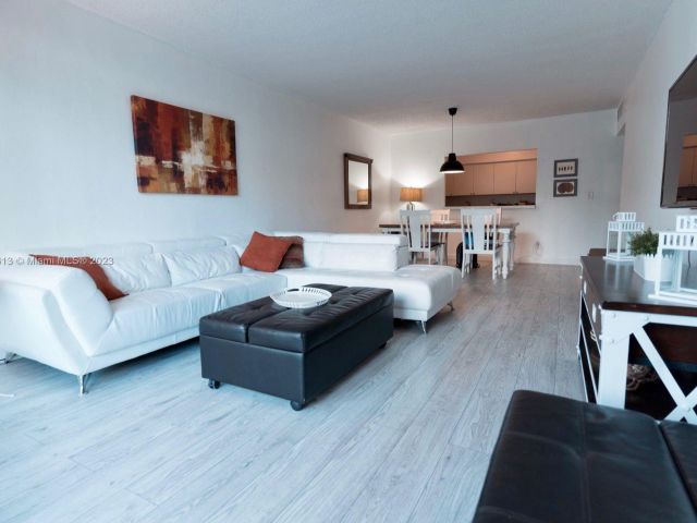 1-bedroom condo for sale in Sunny Isles Beach - 19370 Collins Ave 119 - MondialRealty