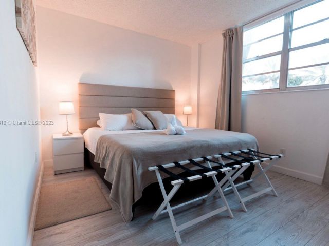 1-bedroom condo for sale in Sunny Isles Beach - 19370 Collins Ave 119 - MondialRealty