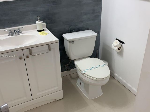 1-bedroom condo for sale in Sunny Isles Beach - 19370 Collins Ave 119 - MondialRealty