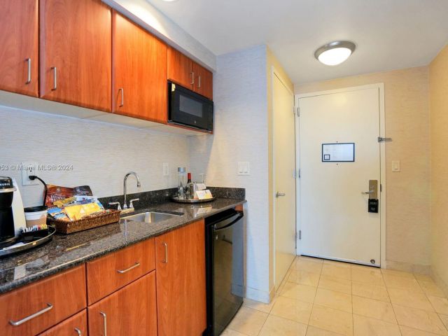 Apartment for sale  Unit #1802 - photo 5066452