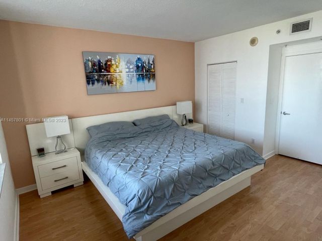 1-bedroom condo for rent in Miami - 325 S Biscayne Blvd 3716 - MondialRealty