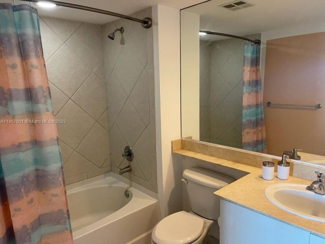 1-bedroom condo for rent in Miami - 325 S Biscayne Blvd 3716 - MondialRealty
