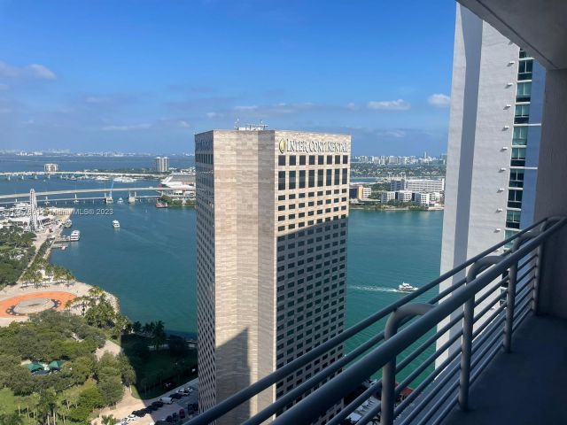 1-bedroom condo for rent in Miami - 325 S Biscayne Blvd 3716 - MondialRealty
