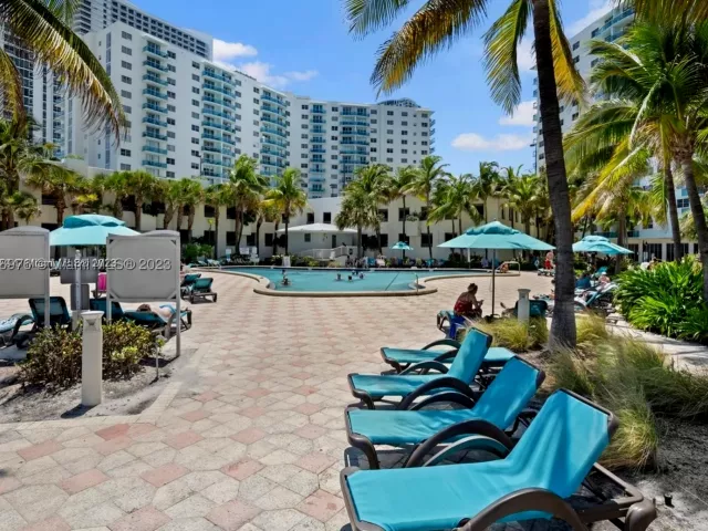1-bedroom condo for rent in Hollywood - 3801 S Ocean Dr 6S - MondialRealty