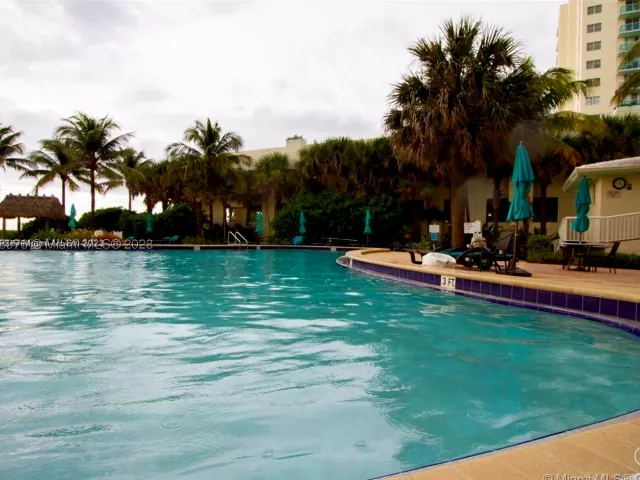 1-bedroom condo for rent in Hollywood - 3801 S Ocean Dr 6S - MondialRealty
