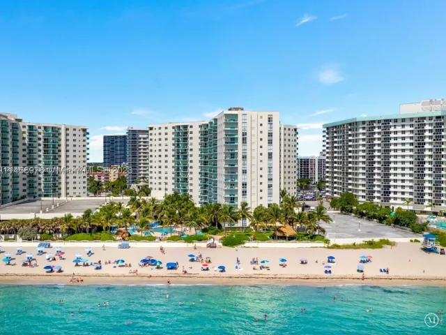 1-bedroom condo for rent in Hollywood - 3801 S Ocean Dr 6S - MondialRealty
