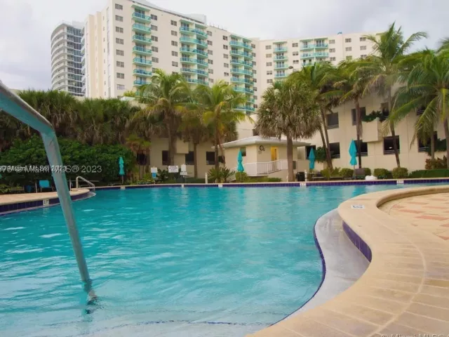 1-bedroom condo for rent in Hollywood - 3801 S Ocean Dr 6S - MondialRealty
