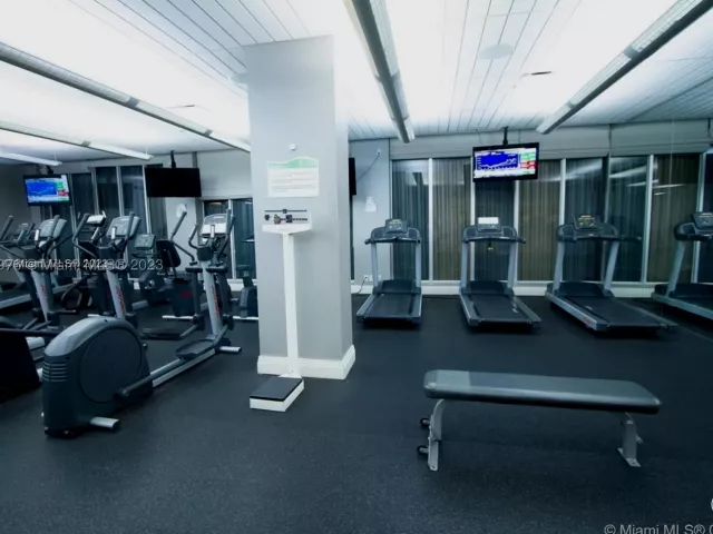 1-bedroom condo for rent in Hollywood - 3801 S Ocean Dr 6S - MondialRealty