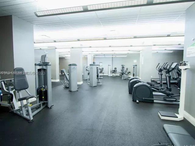 1-bedroom condo for rent in Hollywood - 3801 S Ocean Dr 6S - MondialRealty