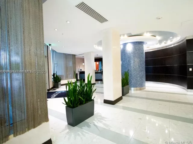 1-bedroom condo for rent in Hollywood - 3801 S Ocean Dr 6S - MondialRealty