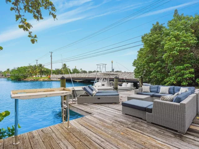 4-bedroom home for sale in Miami Beach - 433 E Dilido Dr - MondialRealty