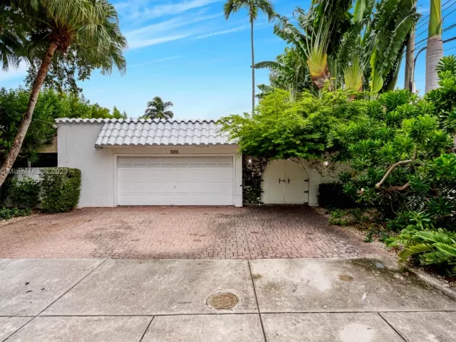 4-bedroom home for sale in Miami Beach - 433 E Dilido Dr - MondialRealty