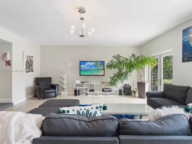 4-bedroom home for sale in Miami Beach - 433 E Dilido Dr - MondialRealty