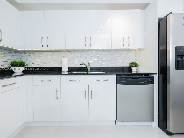 2-bedroom condo for rent in Hollywood - 3801 S Ocean Dr 7O - MondialRealty