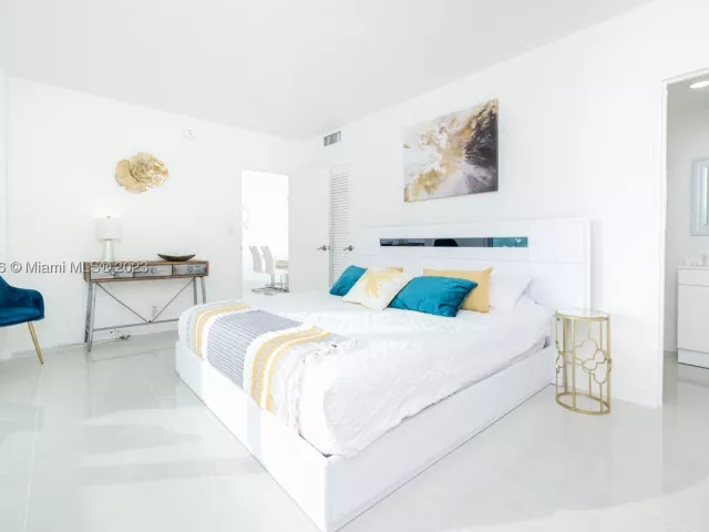2-bedroom condo for rent in Hollywood - 3801 S Ocean Dr 7O - MondialRealty