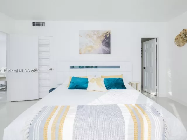 2-bedroom condo for rent in Hollywood - 3801 S Ocean Dr 7O - MondialRealty