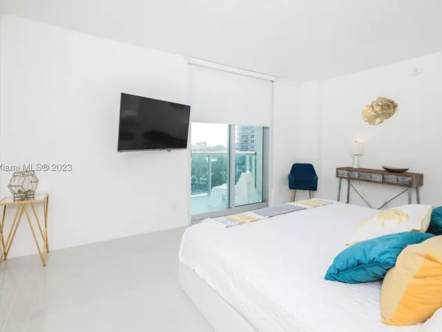 2-bedroom condo for rent in Hollywood - 3801 S Ocean Dr 7O - MondialRealty