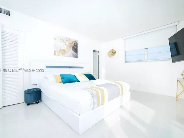 2-bedroom condo for rent in Hollywood - 3801 S Ocean Dr 7O - MondialRealty