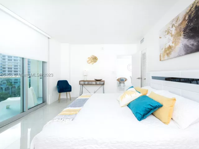 2-bedroom condo for rent in Hollywood - 3801 S Ocean Dr 7O - MondialRealty