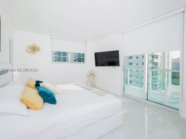 2-bedroom condo for rent in Hollywood - 3801 S Ocean Dr 7O - MondialRealty