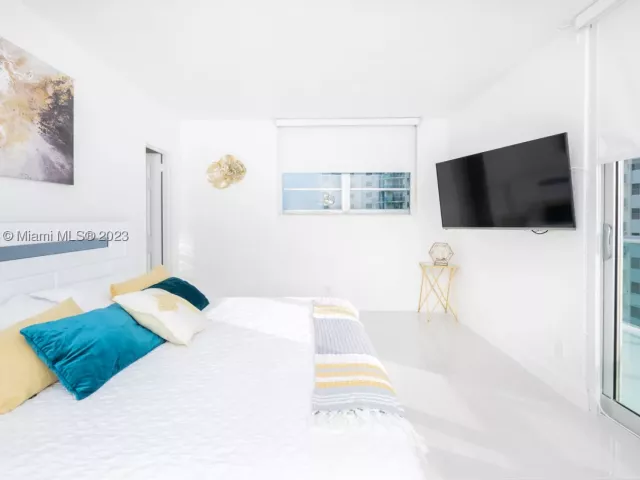 2-bedroom condo for rent in Hollywood - 3801 S Ocean Dr 7O - MondialRealty