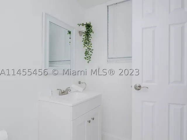 2-bedroom condo for rent in Hollywood - 3801 S Ocean Dr 7O - MondialRealty
