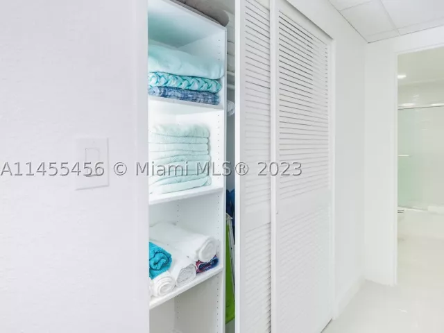 2-bedroom condo for rent in Hollywood - 3801 S Ocean Dr 7O - MondialRealty