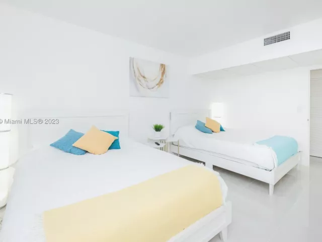 2-bedroom condo for rent in Hollywood - 3801 S Ocean Dr 7O - MondialRealty