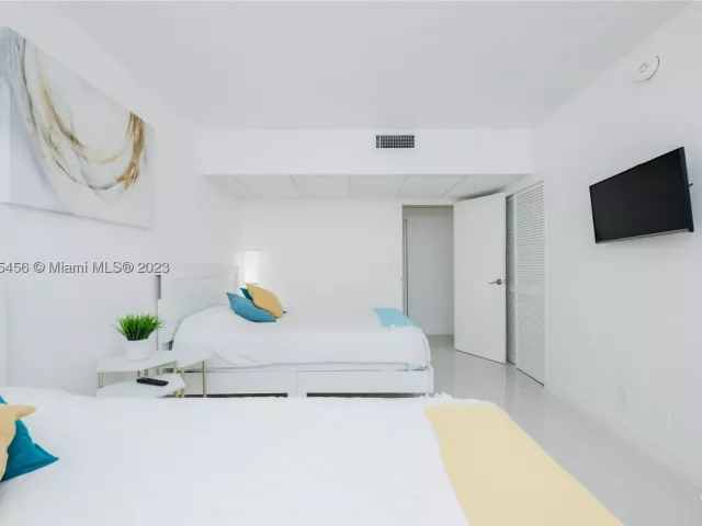 2-bedroom condo for rent in Hollywood - 3801 S Ocean Dr 7O - MondialRealty