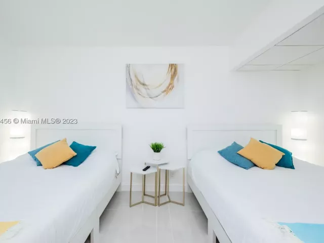 2-bedroom condo for rent in Hollywood - 3801 S Ocean Dr 7O - MondialRealty