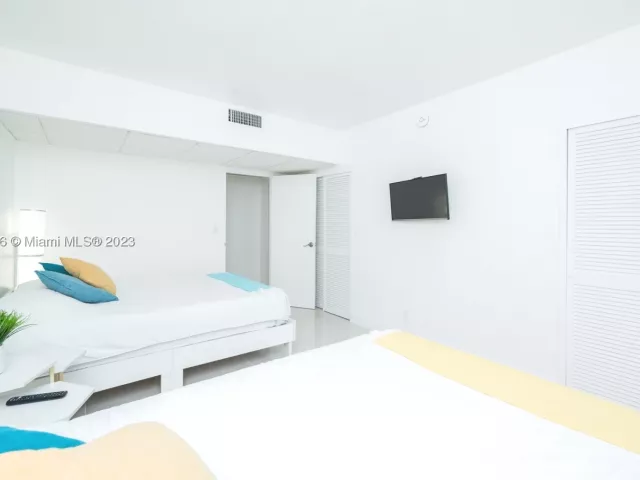 2-bedroom condo for rent in Hollywood - 3801 S Ocean Dr 7O - MondialRealty