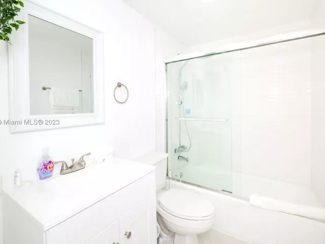 2-bedroom condo for rent in Hollywood - 3801 S Ocean Dr 7O - MondialRealty
