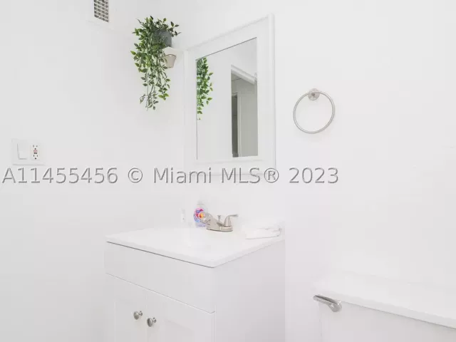 2-bedroom condo for rent in Hollywood - 3801 S Ocean Dr 7O - MondialRealty
