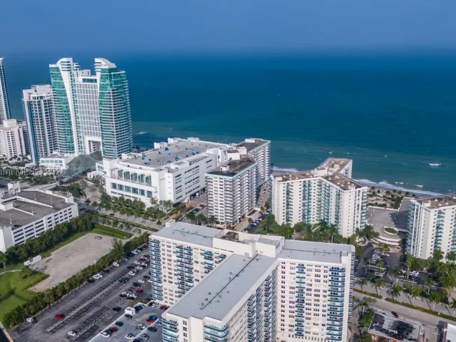 2-bedroom condo for rent in Hollywood - 3801 S Ocean Dr 7O - MondialRealty