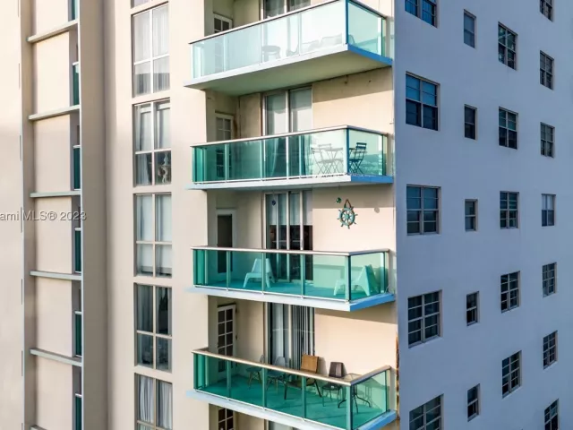 2-bedroom condo for rent in Hollywood - 3801 S Ocean Dr 7O - MondialRealty