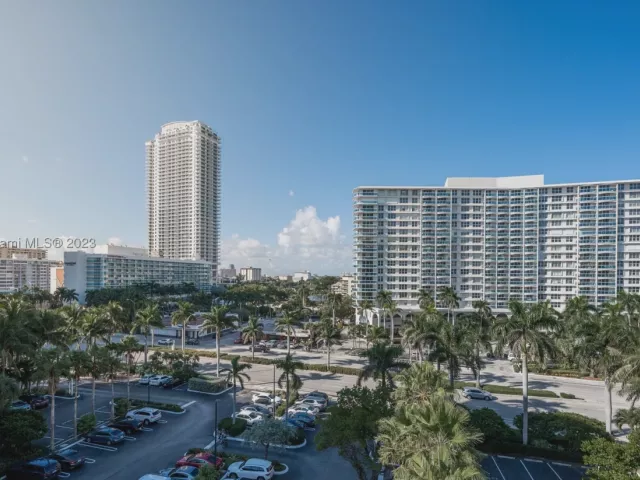 2-bedroom condo for rent in Hollywood - 3801 S Ocean Dr 7O - MondialRealty