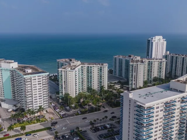 2-bedroom condo for rent in Hollywood - 3801 S Ocean Dr 7O - MondialRealty