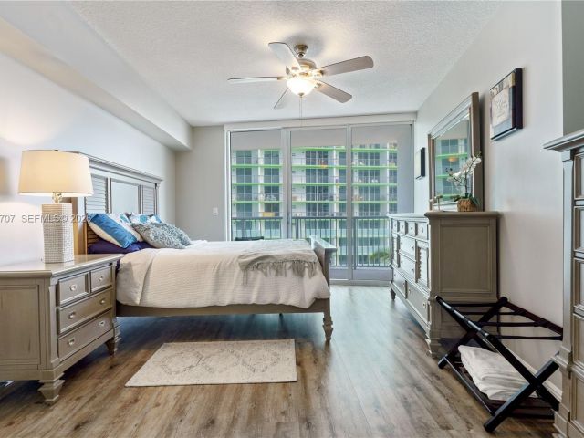 1-bedroom condo for rent in Miami - 1750 N Bayshore Dr 1405 - MondialRealty