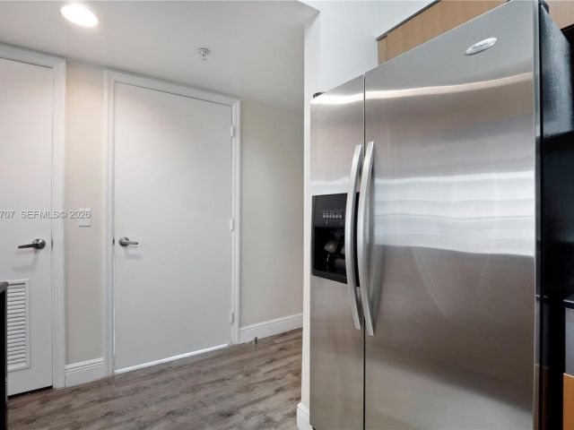 1-bedroom condo for rent in Miami - 1750 N Bayshore Dr 1405 - MondialRealty