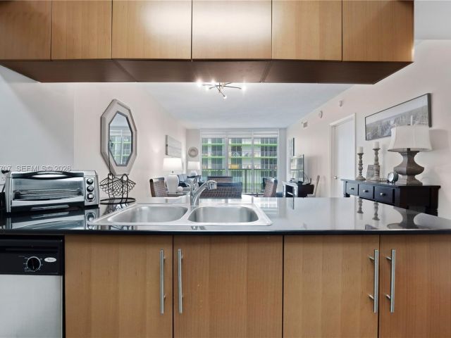 1-bedroom condo for rent in Miami - 1750 N Bayshore Dr 1405 - MondialRealty