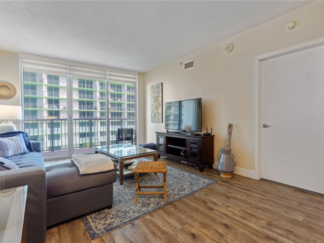 1-bedroom condo for rent in Miami - 1750 N Bayshore Dr 1405 - MondialRealty
