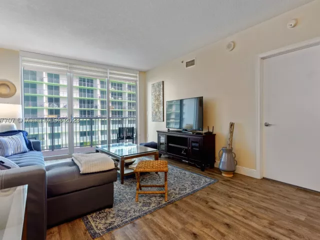 1-bedroom condo for rent in Miami - 1750 N Bayshore Dr 1405 - MondialRealty