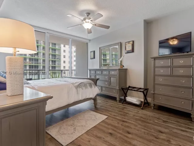 1-bedroom condo for rent in Miami - 1750 N Bayshore Dr 1405 - MondialRealty