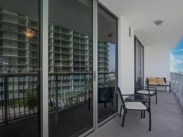 1-bedroom condo for rent in Miami - 1750 N Bayshore Dr 1405 - MondialRealty