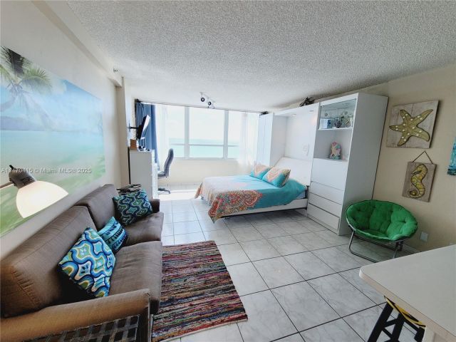 condo for rent in Miami Beach - 5445 Collins Ave 528 - MondialRealty