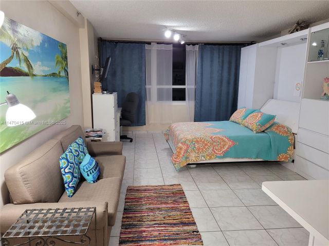 condo for rent in Miami Beach - 5445 Collins Ave 528 - MondialRealty
