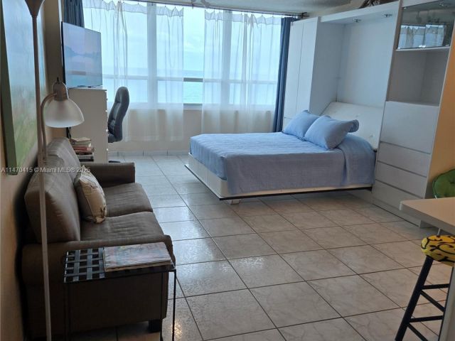 condo for rent in Miami Beach - 5445 Collins Ave 528 - MondialRealty