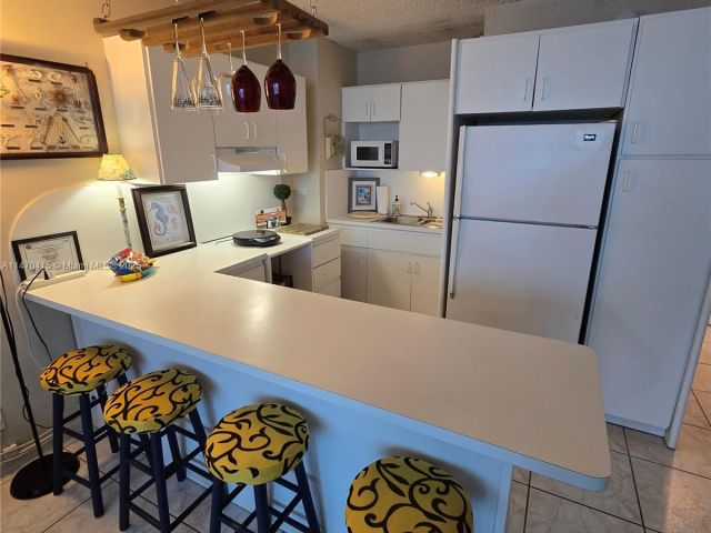 condo for rent in Miami Beach - 5445 Collins Ave 528 - MondialRealty