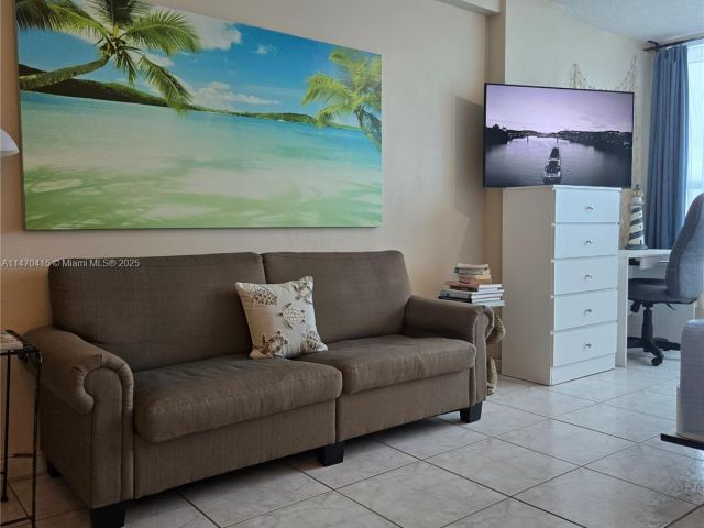 condo for rent in Miami Beach - 5445 Collins Ave 528 - MondialRealty
