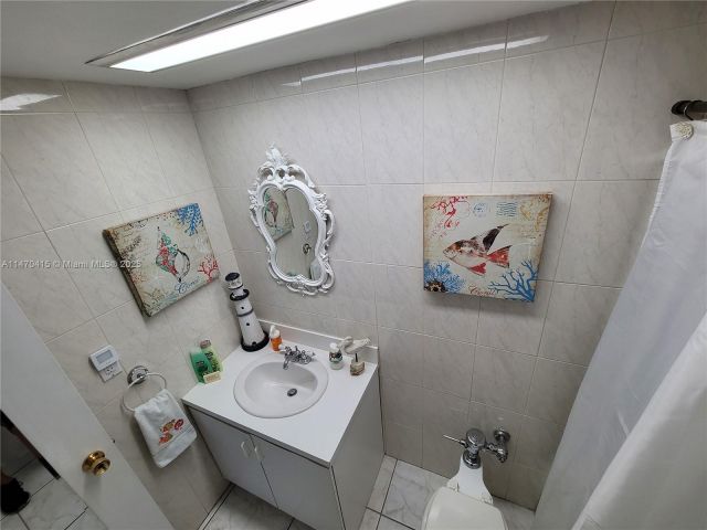 condo for rent in Miami Beach - 5445 Collins Ave 528 - MondialRealty